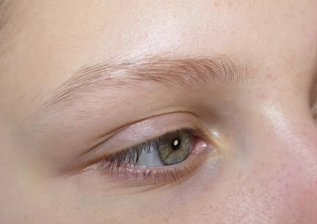 Wimpernlifting — früherer Behandlungsschritt bei Lady Vi